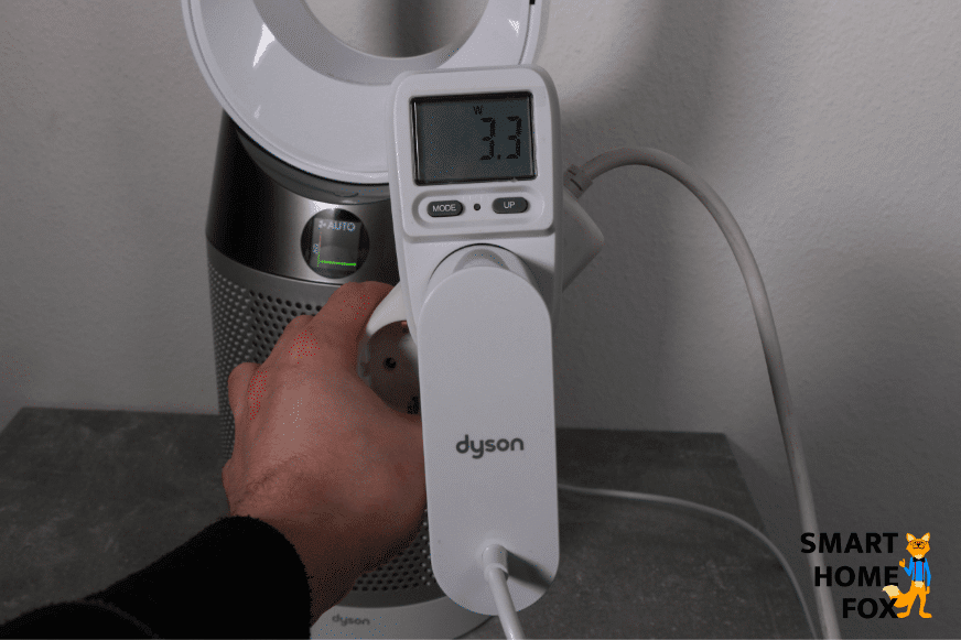 Das Messgerät zeigt 3,3 Watt. Im Hintergrund läuft der Dyson Pure Cool TP04 Luftreiniger im automatischen Modus